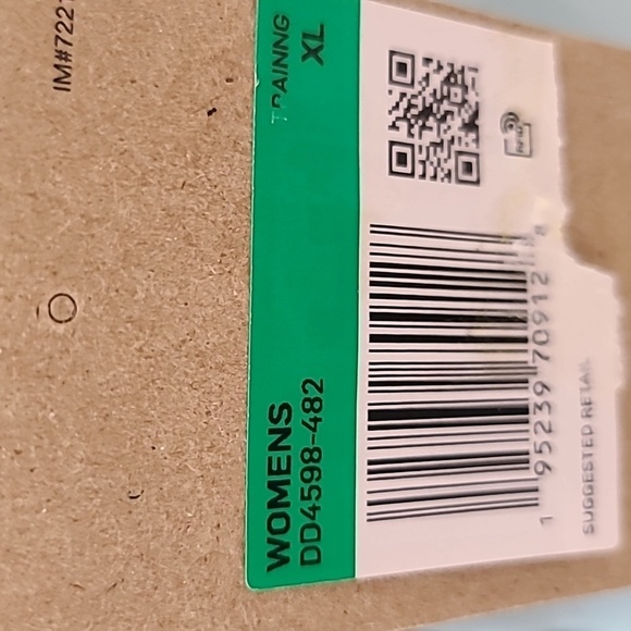 *NWT* NIKE Women's Training Tank Light Green, size XL - Picture 6 of 7